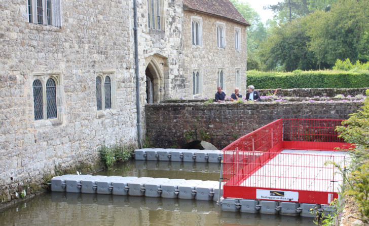 Floating work platform at Ightam