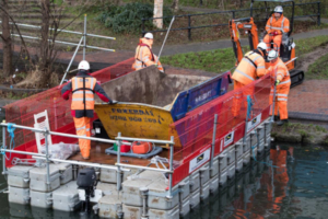 Transporting skip with a pontoon